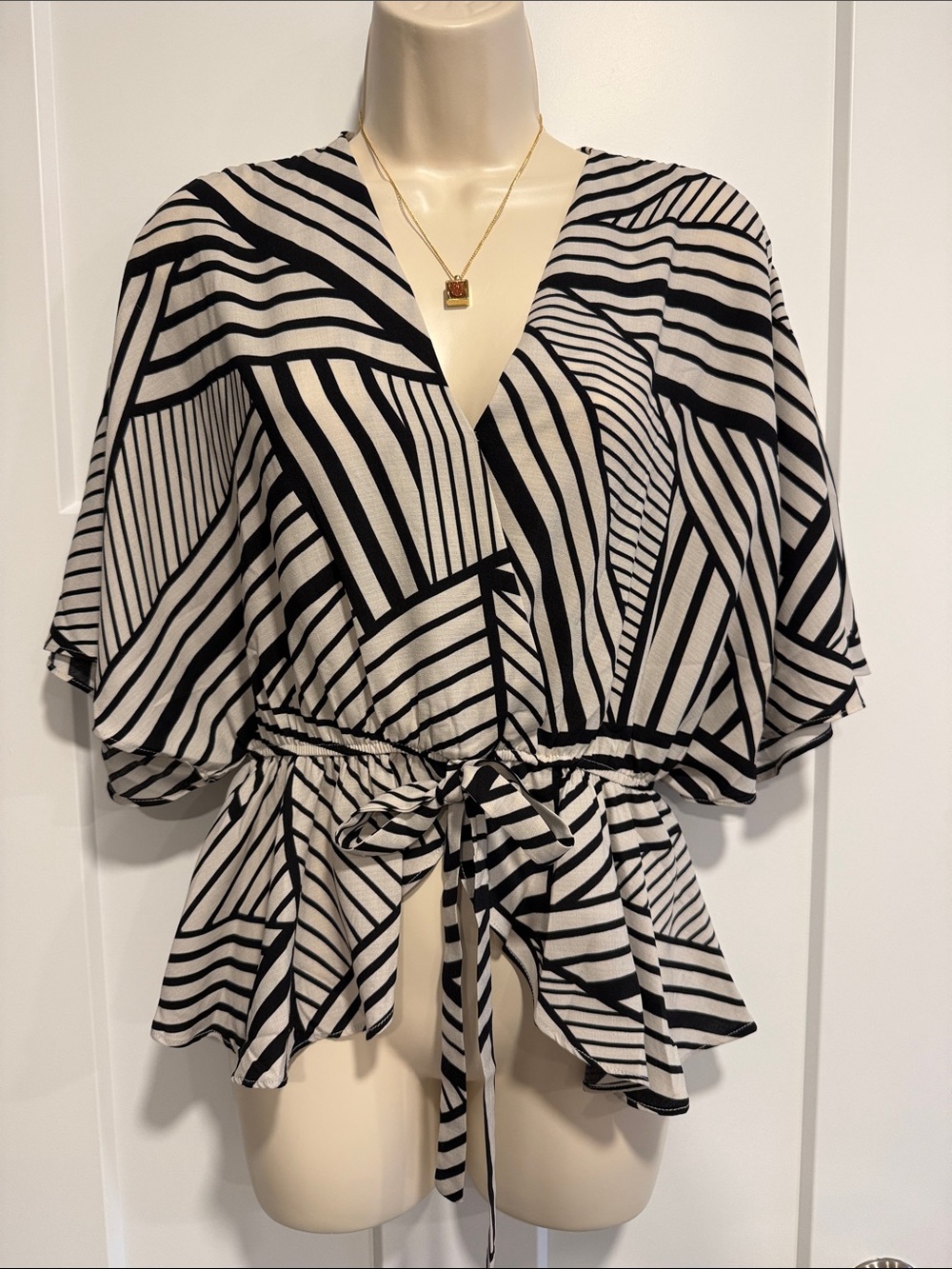 SWEET RAIN Young Contemporary Geometric Stripe Tie-Waist Blouse Med